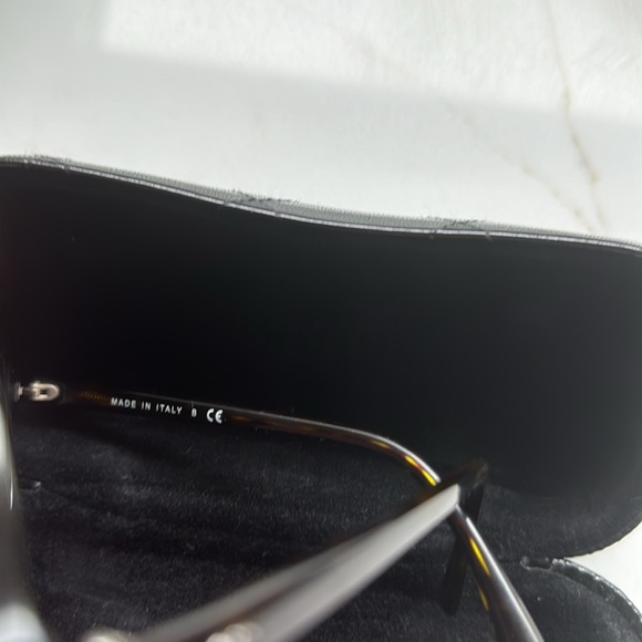 CHANEL sunglasses and leather case - Picture 5 of 9